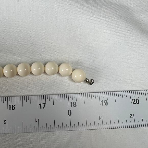 Cream Silvertone Oval and Round Bead Retro Statement Necklace - Picture 7 of 7